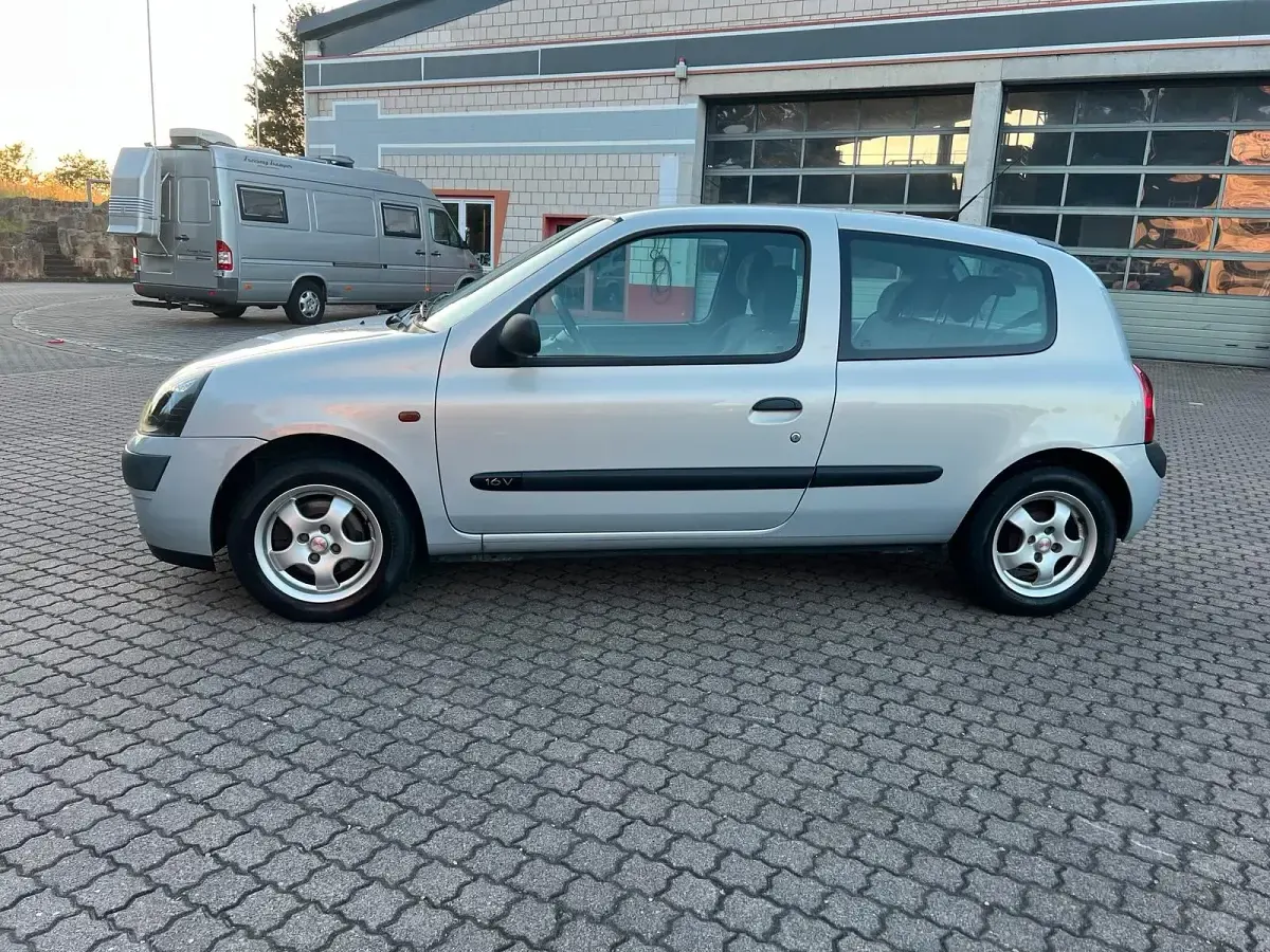 Gebraucht Renault Clio 75 PS (55 kW) 2002 Grau Kleinwagen