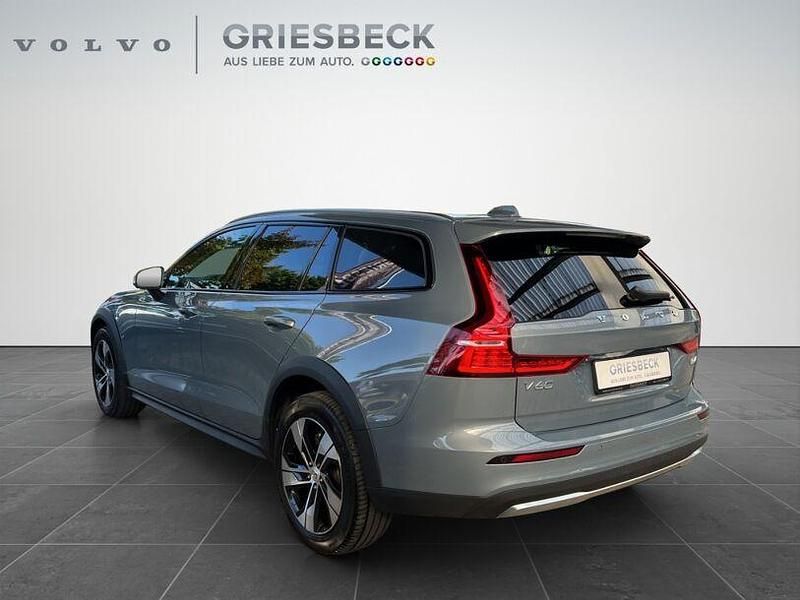 Gebraucht Volvo V60 CC Plus 197 PS (144 kW) 2023 Thunder grey / Kombi