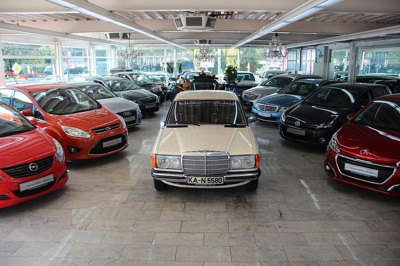 Beige Gebraucht 1975 Mercedes 200 Limousine | 4.990 € - Bild 1/4