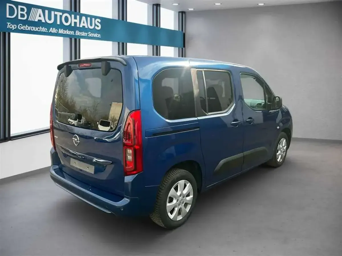 Second-hand Opel Combo Life Elegance 131 CP (96 kW) 2022 Albastru Monovolum