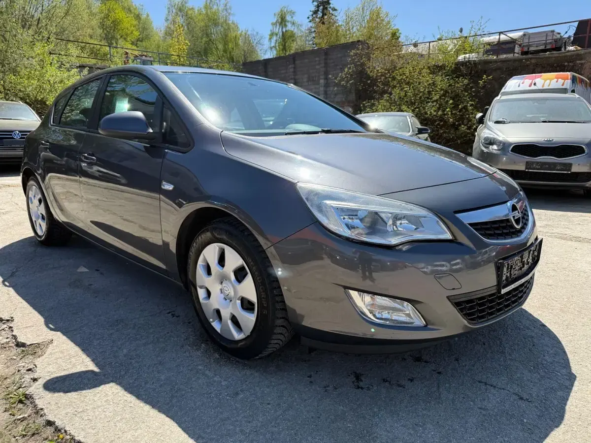 Używany Opel Astra Edition 95 KM (69 kW) 2010 Szary Sedan/Limuzyna