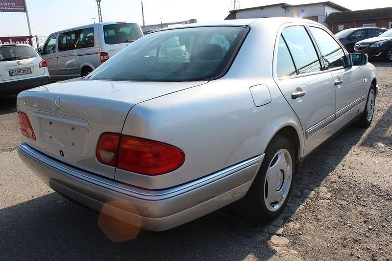 Gebraucht Mercedes E240 170 PS (125 kW) 1999 Silber Limousine