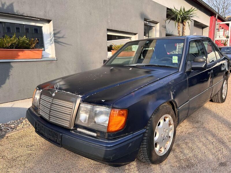 Blau Gebraucht 1990 Mercedes E200 Limousine | 1.999 € - Bild 1/4
