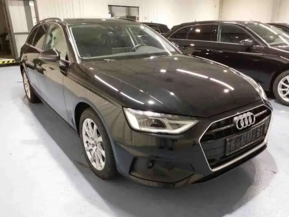 Gebraucht Audi A4 Basis 150 PS (110 kW) 2022 Mythosschwarz metallic Kombi