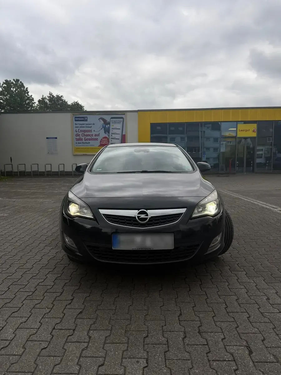 Używany Opel Astra 179 KM (131 kW) 2012 Czarny Sedan/Limuzyna