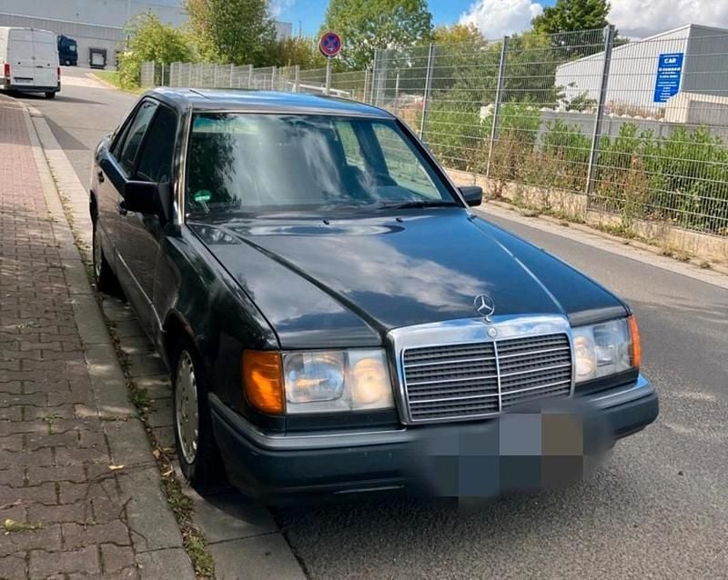 Schwarz Gebraucht 1991 Mercedes E230 Limousine | 2.200 € - Bild 1/4