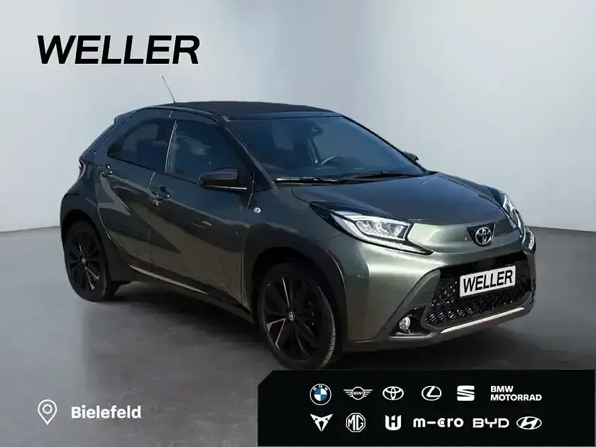 Gebraucht Toyota Aygo Style 72 PS (52 kW) 2023 Cardamon green / night sky black (gruen) Kleinwagen