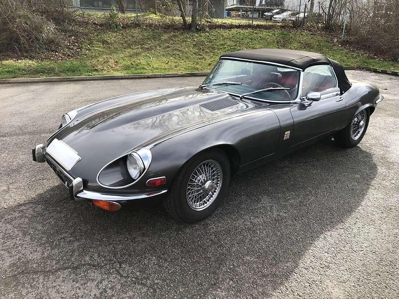 Grau Gebraucht 1973 Jaguar E-Type Cabrio | 89.900 € - Bild 1/4