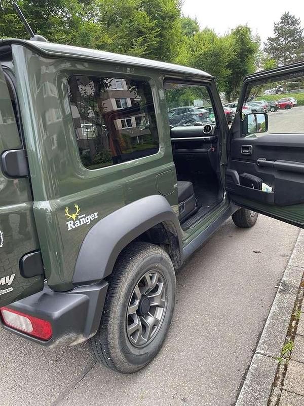 Grün Gebraucht 2019 Suzuki Jimny Comfort+ SUV | 27.800 € (Etwas zu teuer) - Bild 1/4