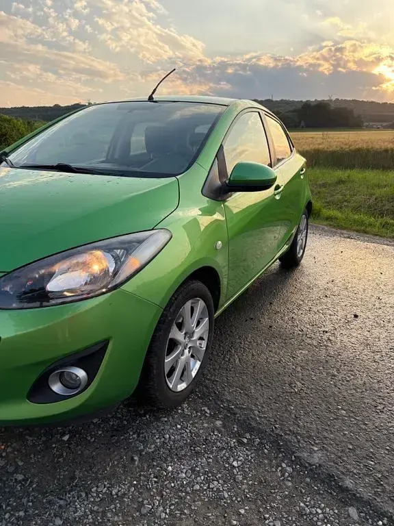 Gebraucht Mazda 2 Active 84 PS (61 kW) 2011 Grün Kleinwagen