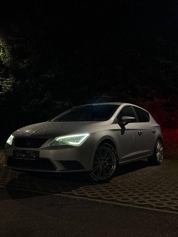 Silber Gebraucht 2015 Seat Leon ST Ecomotive Kombi | 5.900 € (Fairer Preis) - Bild 1/4