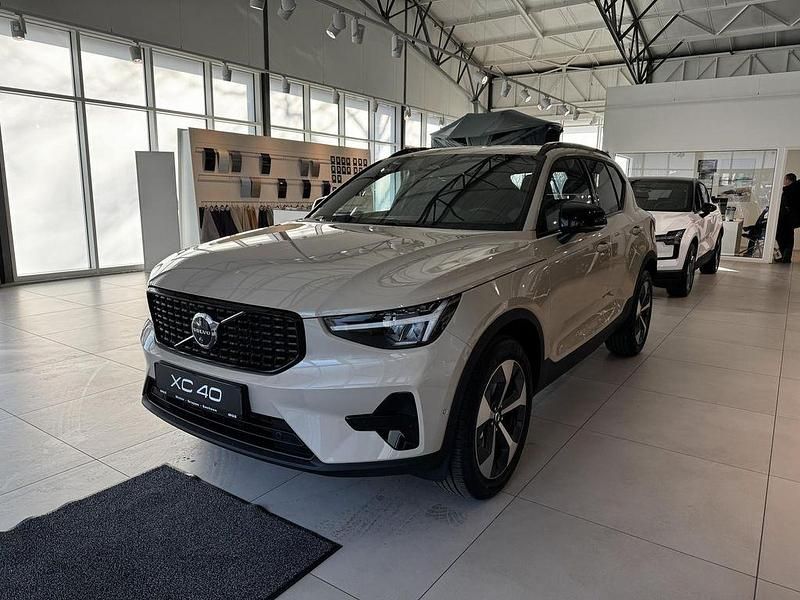 Neu Volvo XC40 Plus 163 PS (119 kW) 2026 Sand dune / metallic SUV