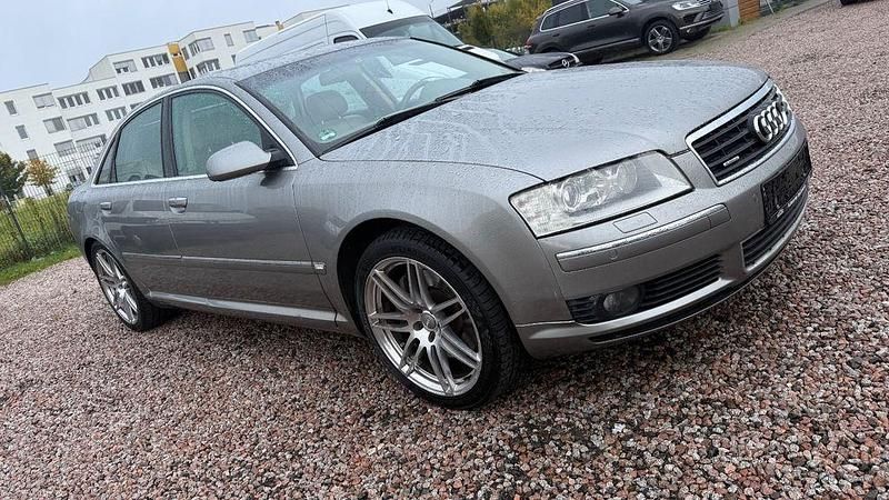 Grau Gebraucht 2004 Audi A8 Limousine | 5.900 € (Superpreis) - Bild 1/4