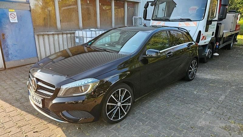 Schwarz Gebraucht 2015 Mercedes A180 Kombi | 8.999 € (Guter Preis) - Bild 1/4