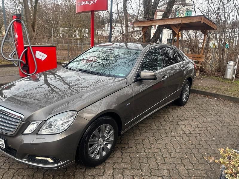 Gebraucht Mercedes E250 204 PS (150 kW) 2009 Grau Limousine
