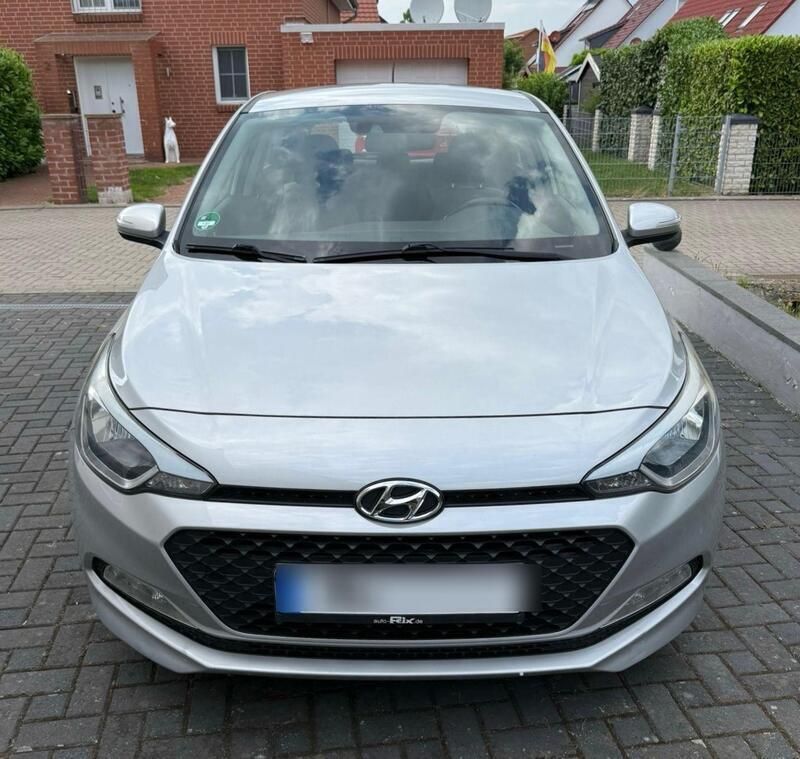 Silber Gebraucht 2015 Hyundai i20 Trend Kleinwagen | 7.100 € (Fairer Preis) - Bild 1/4