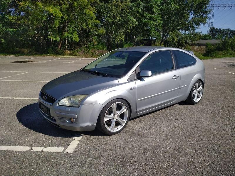 Silber Gebraucht 2004 Ford Focus Trend Limousine | 1.500 € (Fairer Preis) - Bild 1/4