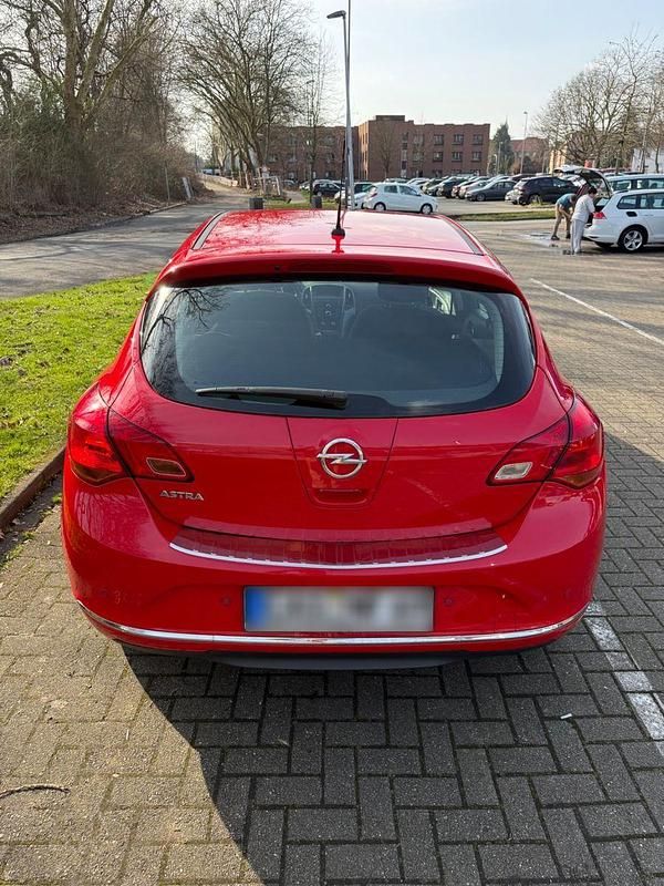 Gebraucht Opel Astra Selection 116 PS (85 kW) 2015 Rot Limousine