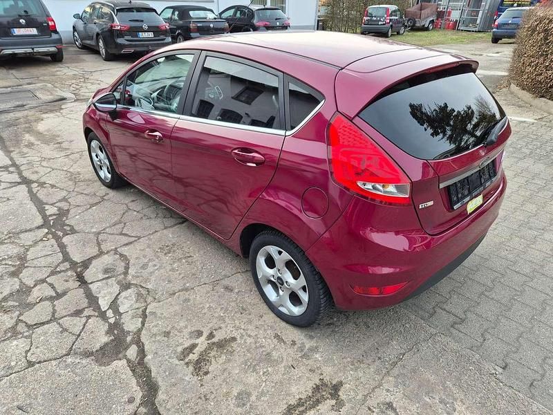 Gebraucht Ford Fiesta Titanium 95 PS (69 kW) 2010 Hot magenta Kleinwagen