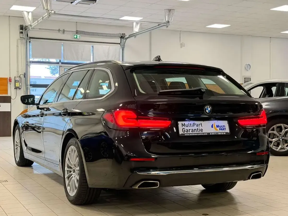 Gebraucht BMW 520 190 PS (139 kW) 2021 Black sapphire metallic Kombi