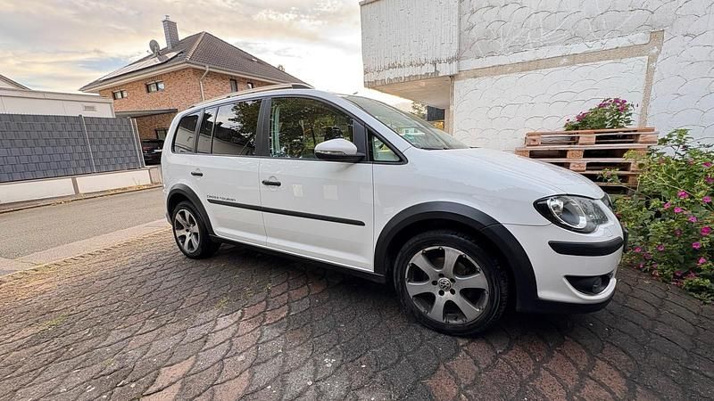 Weiß Gebraucht 2009 VW Touran Cross Van / Kleinbus | 3.499 € (Fairer Preis) - Bild 1/4
