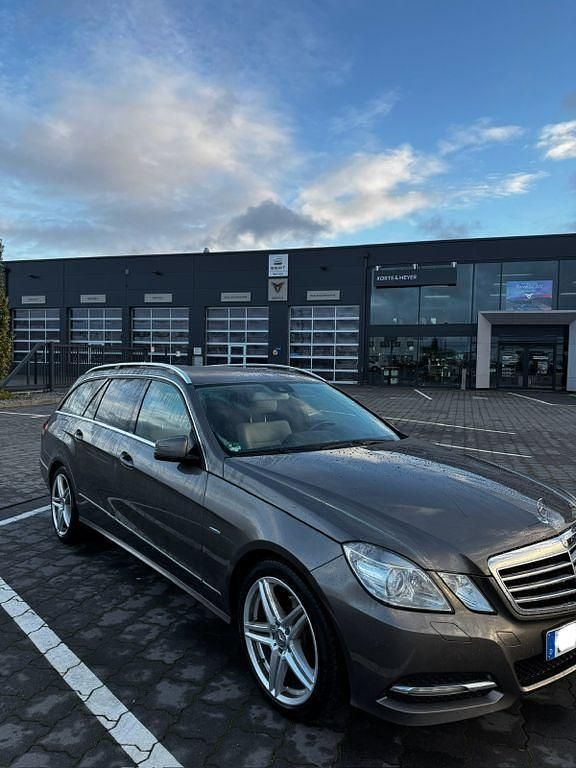 Grau Gebraucht 2010 Mercedes E200 Avantgarde Limousine | 9.200 € (Guter Preis) - Bild 1/4