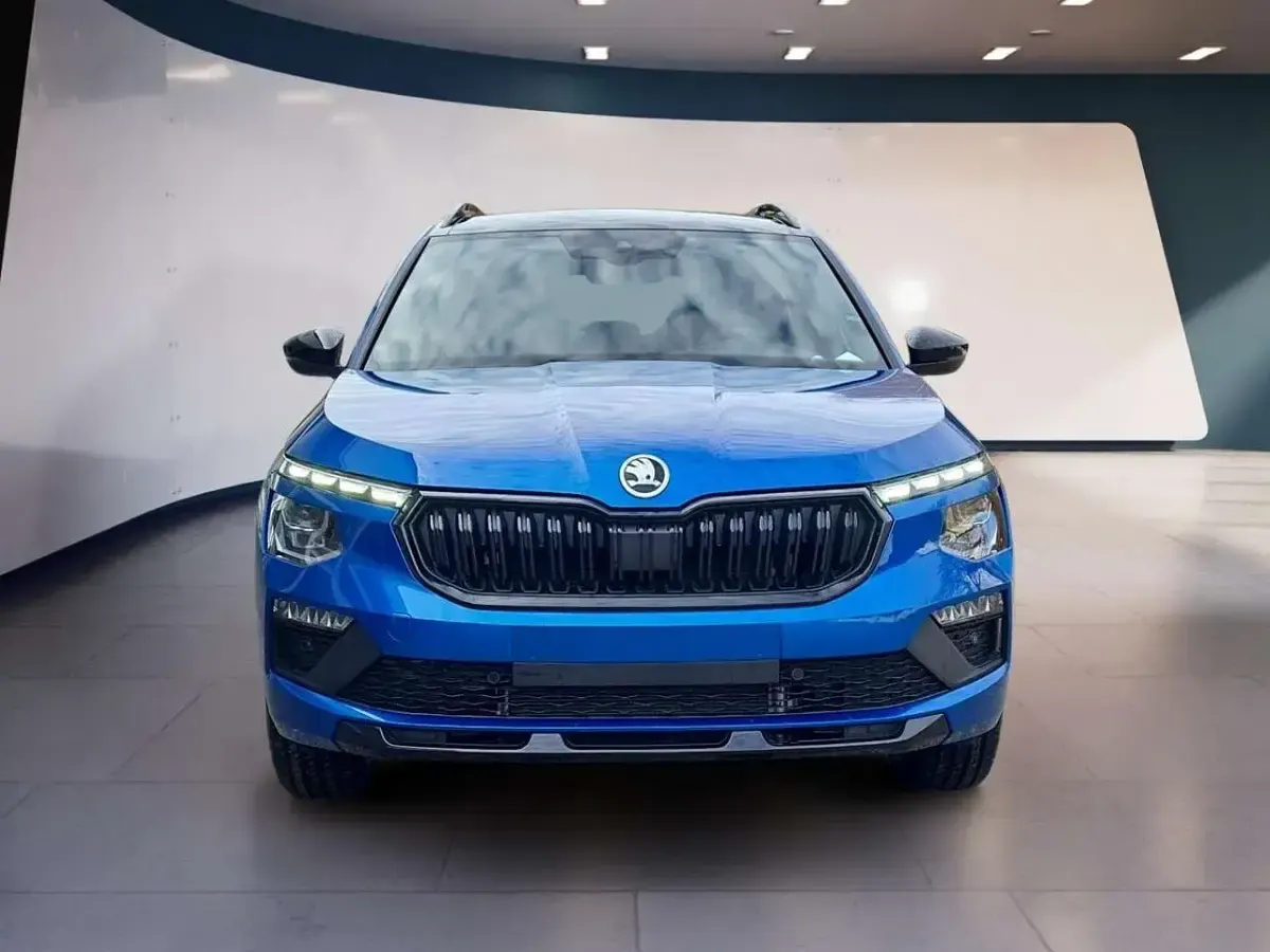 Neu Skoda Kamiq Monte Carlo 150 PS (110 kW) 2025 Race blau metallic SUV