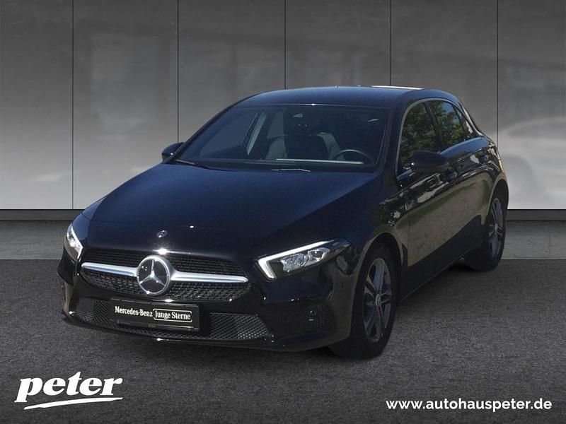 Metalliclack kosmosschwarz Gebraucht 2020 Mercedes A200 Progressive Limousine | 24.470 € (Fairer Preis) - Bild 1/4