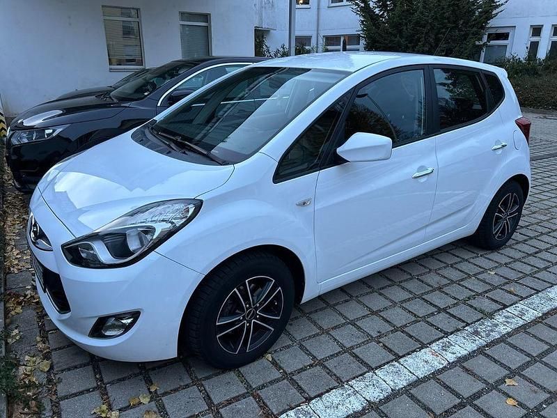 Weiß Gebraucht 2015 Hyundai ix20 Edition Kleinwagen | 5.999 € (Guter Preis) - Bild 1/4
