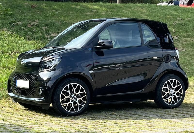 Schwarz Gebraucht 2023 Smart ForTwo Electric Drive Pulse Coupé | 13.500 € (Fairer Preis) - Bild 1/4