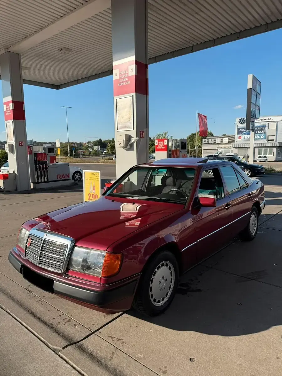 Gebraucht Mercedes E260 160 PS (117 kW) 1990 Rot Limousine