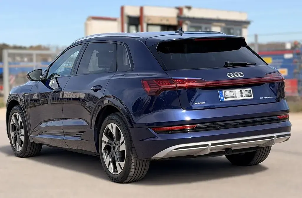 Używany Audi e-tron Ambiente 300 kW (408 KM) 2020 Niebieski SUV