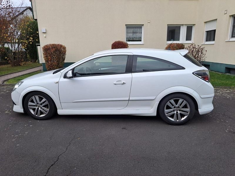 Weiß Gebraucht 2008 Opel Astra Coupé | 1.800 € (Fairer Preis) - Bild 1/4
