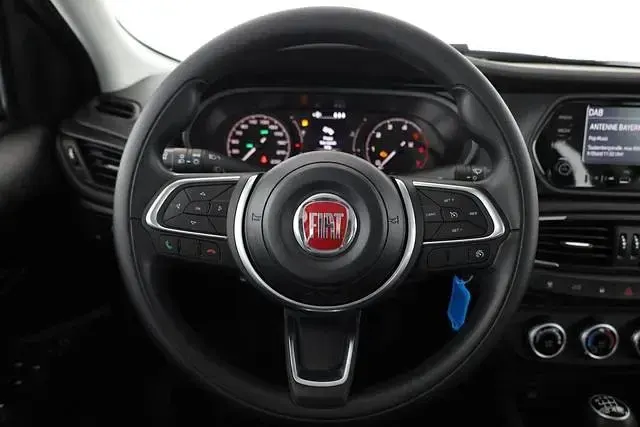 Neu Fiat Tipo Easy 131 PS (96 kW) 2025 Vento blau metallic vento blau metallic Limousine