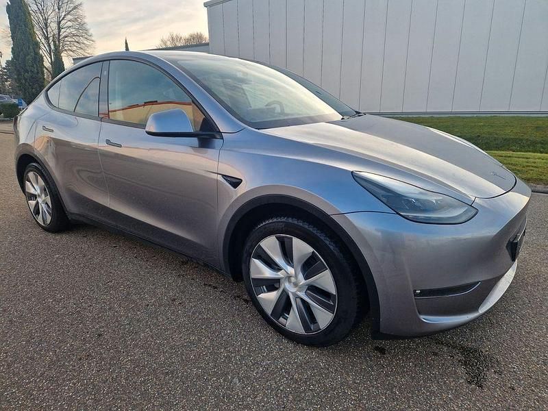 Grau Gebraucht 2023 Tesla Model Y SUV | 24.900 € - Bild 1/4