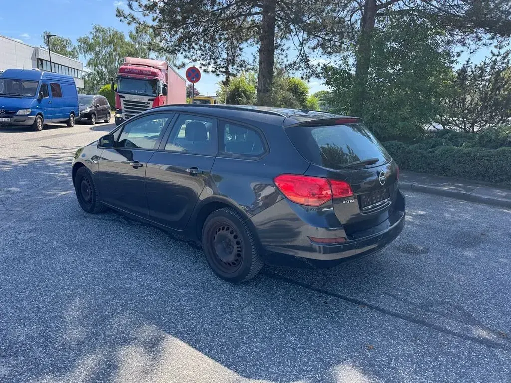 Gebraucht Opel Astra Edition 116 PS (85 kW) 2012 Schwarz Kombi