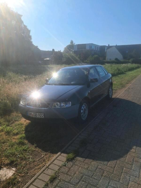 Grau Gebraucht 2002 Audi A3 Limousine | 600 € (Superpreis) - Bild 1/4