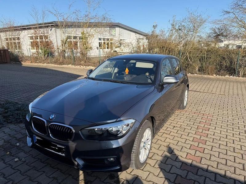 Grau Gebraucht 2019 BMW 118 Advantage Kleinwagen | 15.500 € (Fairer Preis) - Bild 1/4