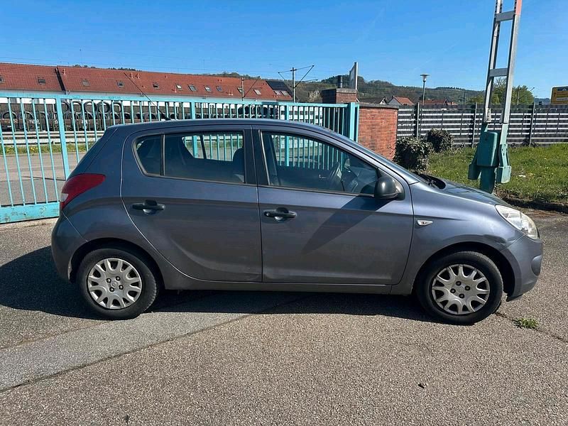 Gebraucht Hyundai i20 77 PS (56 kW) 2010 Grau Kleinwagen