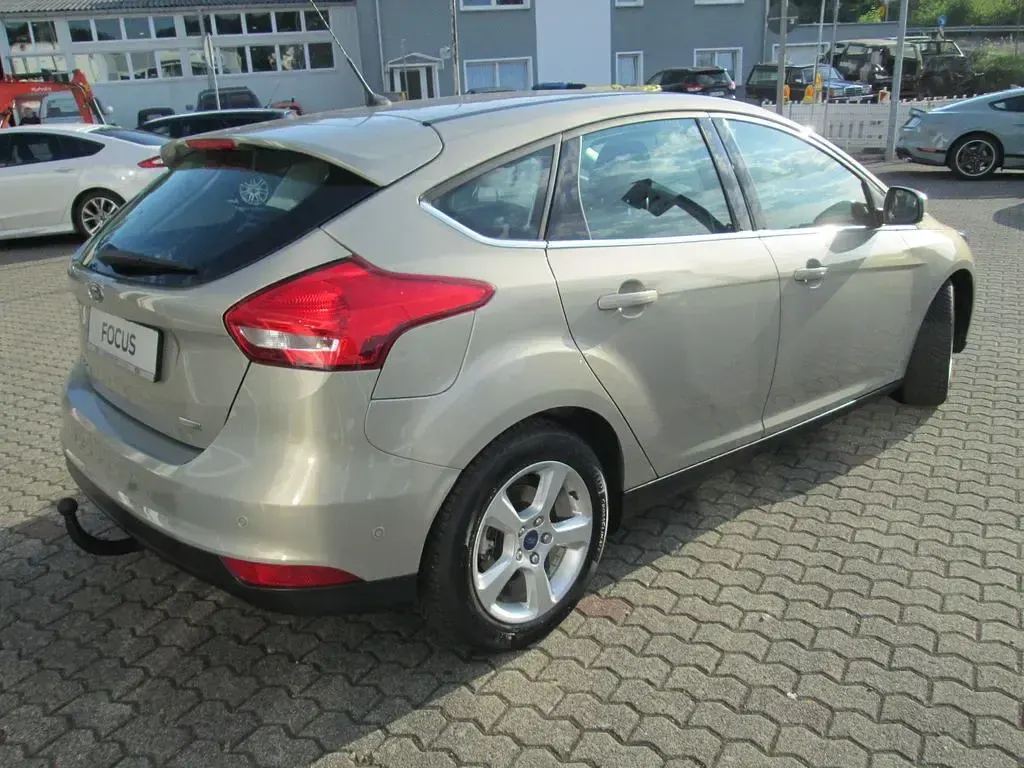 Gebraucht Ford Focus Titanium 125 PS (91 kW) 2016 Silber Limousine