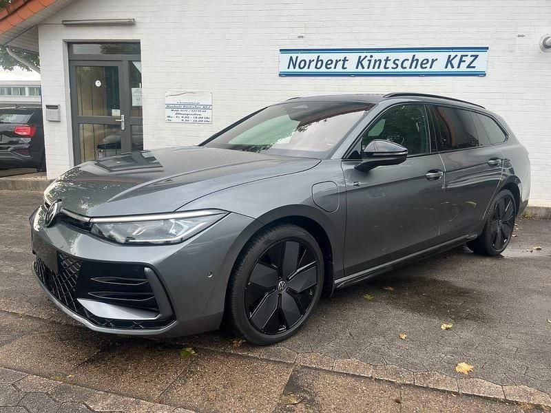 Grau Gebraucht 2025 VW Passat R-line Limousine | 48.900 € (Guter Preis) - Bild 1/4