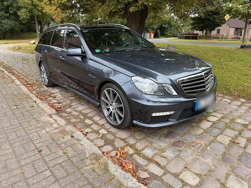 Grau Gebraucht 2011 Mercedes E63 AMG AMG Kombi | 33.900 € - Bild 1/4