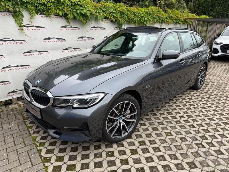 Grau Gebraucht 2022 BMW 330e Sport Line Limousine | 25.888 € - Bild 1/4