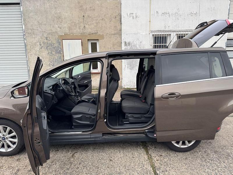 Braun Gebraucht 2015 Ford Grand C-Max Van / Kleinbus | 6.550 € (Fairer Preis) - Bild 1/4
