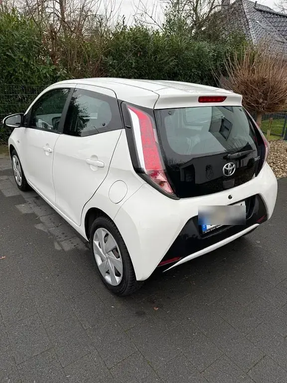 Gebraucht Toyota Aygo 69 PS (50 kW) 2015 Weiß Kleinwagen