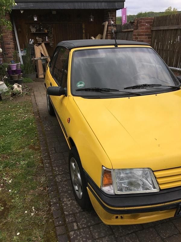 Gelb Gebraucht 1995 Peugeot 205 Roland Garros Cabrio | 5.500 € - Bild 1/4
