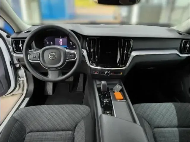 Gebraucht Volvo V60 145 PS (106 kW) 2024 Kombi