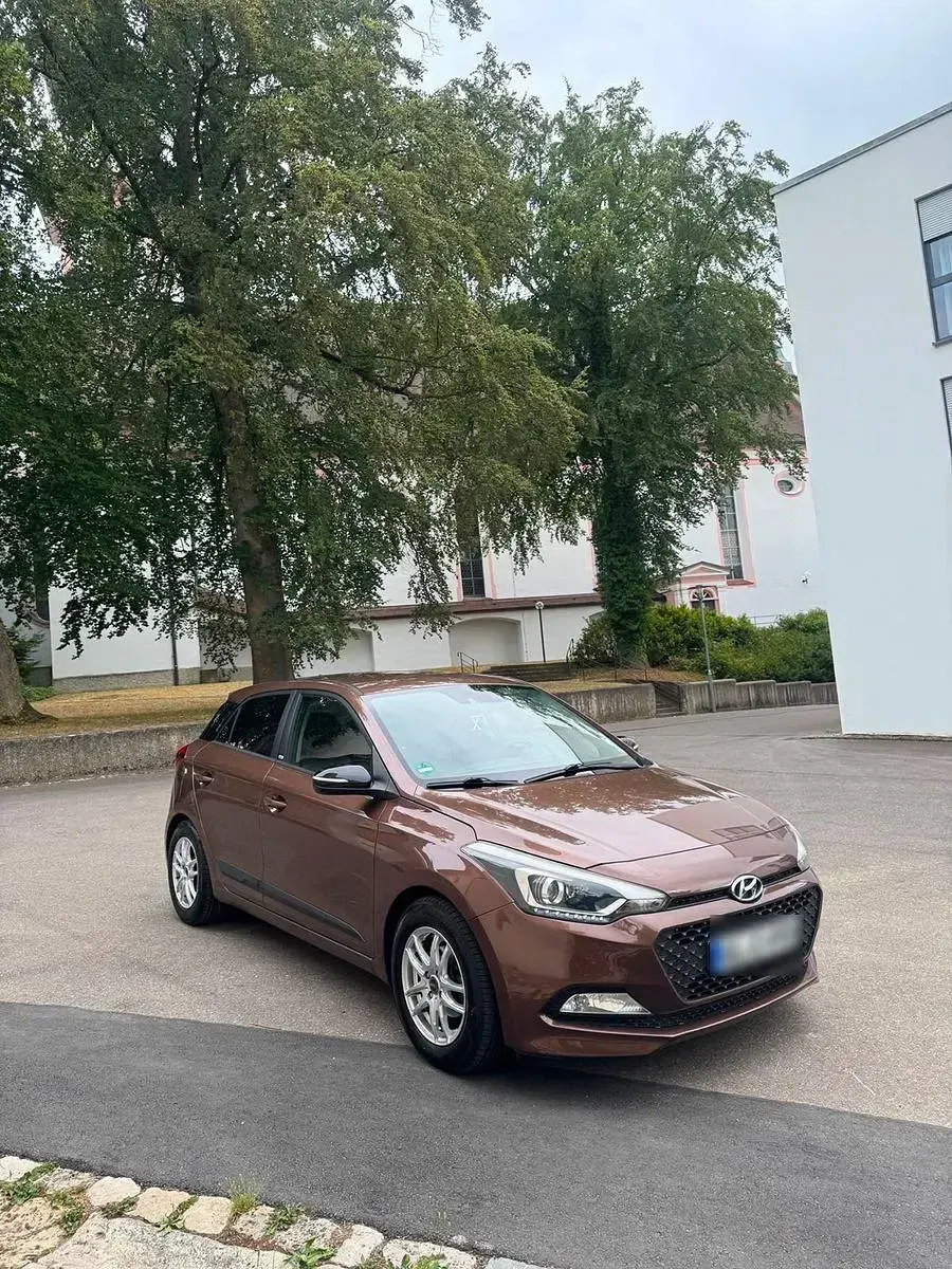 Gebraucht Hyundai i20 Style 101 PS (74 kW) 2015 Braun Kleinwagen