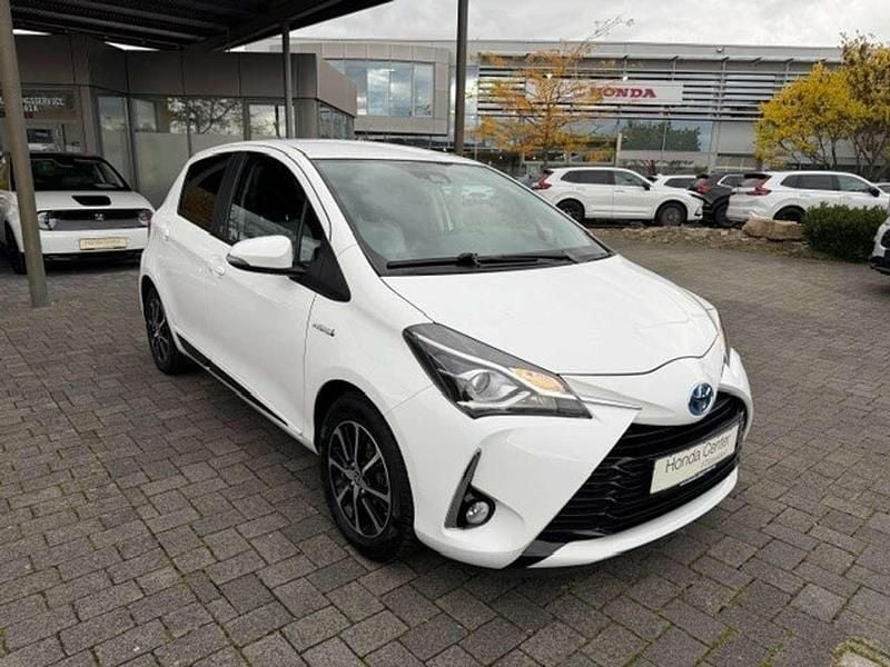 Weiß Gebraucht 2018 Toyota Yaris Hybrid Team Kleinwagen | 14.980 € (Fairer Preis) - Bild 1/4