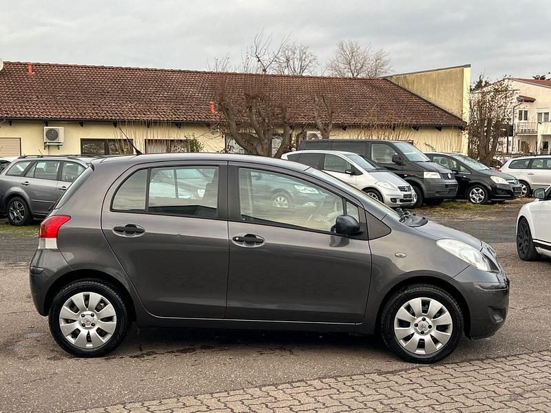 Gebraucht Toyota Yaris Cool 69 PS (50 kW) 2010 Grau Kleinwagen